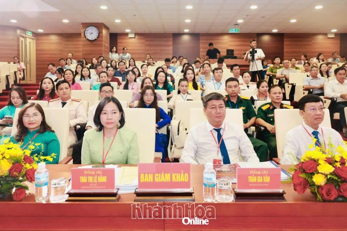 Ban giám khảo hội thi. 
