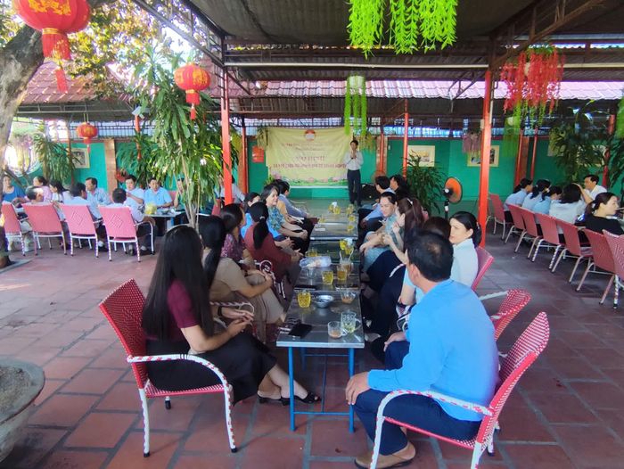 Quang cảnh buổi cà phê sáng với người dân và doanh nghiệp.