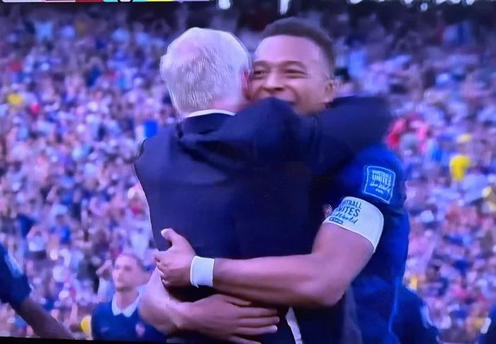 Kylian Mbappe ăn mừng bàn thắng với huấn luyện viên Didier Deschamps - Ảnh chụp màn hình.