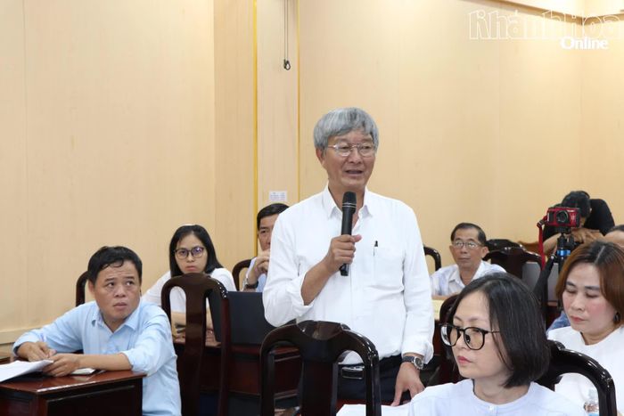 Lãnh đạo Sở Giáo dục và Đào tạo trả lời câu hỏi của phóng viên tại buổi họp báo.