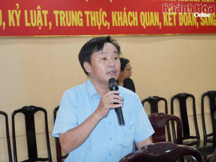 Một phóng viên nêu câu hỏi tại buổi họp báo.