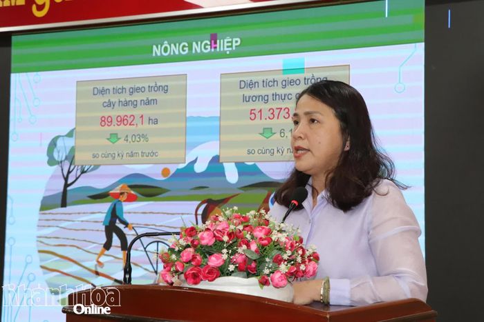 Đại diện Thống kê tỉnh báo cáo tình hình kinh tế - xã hội tỉnh Khánh Hòa 6 tháng đầu năm.