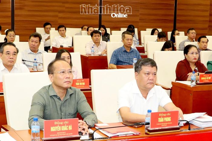 Đồng chí Trần Phong và đồng chí Nguyễn Khắc Hà tham dự hội nghị.