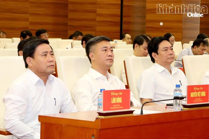 Đồng chí Lâm Đông, đồng chí Nguyễn Việt Hùng và đồng chí Lữ Thanh Hải - Ủy viên Ban Thường vụ Tỉnh ủy, Phó Chủ tịch Thường trực HĐND tỉnh tham dự hội nghị.