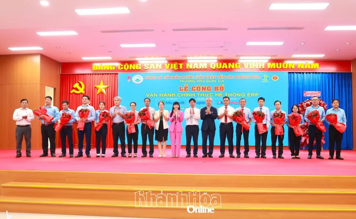 Tặng hoa cho Ban điều hành Hệ thống ERP.
