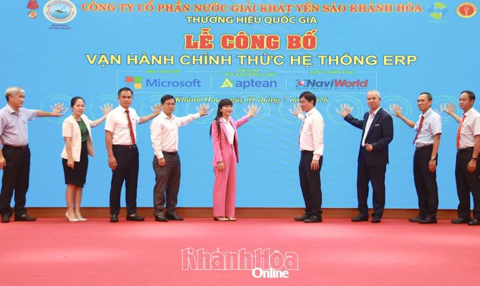 Các đại biểu thực hiện nghi thức ấn nút chính thức vận hành hệ thống.