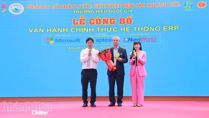 Lãnh đạo Sở Khoa học và Công nghệ và Công ty TNHH Nhà nước Một thành viên Yến sào Khánh Hòa tặng hoa cho đơn vị thực hiện dự án.