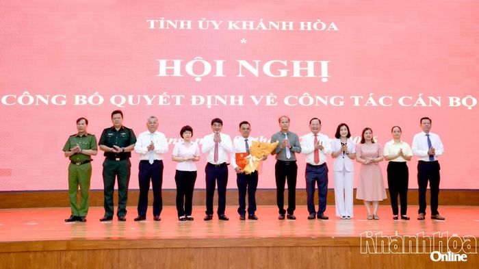 Đồng chí Nguyễn Khắc Hà và các đại biểu chúc mừng ông Nguyễn Thanh Sơn.