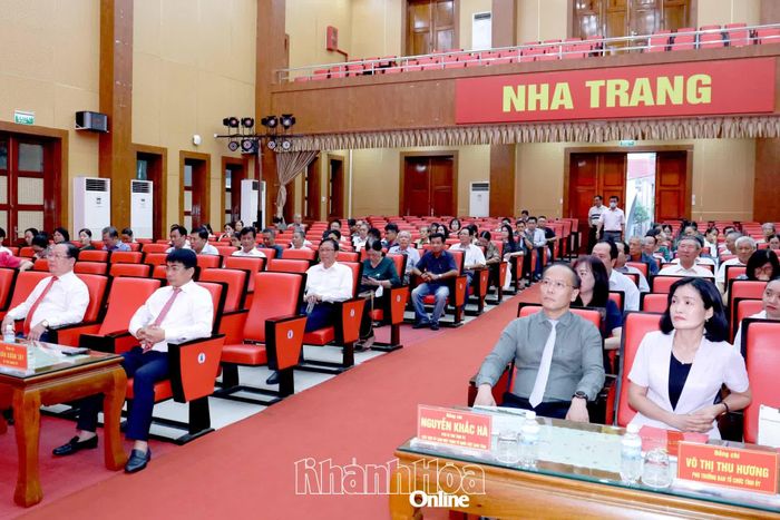 Các đại biểu tham dự hội nghị.