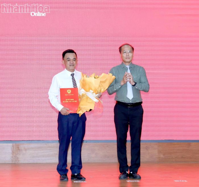 Đồng chí Nguyễn Khắc Hà trao quyết định của Ban Thường vụ Tỉnh ủy cho ông Nguyễn Thanh Sơn.