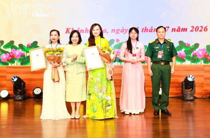 Bà Thái Thị Lệ Hằng - Giám đốc Sở Văn hóa, Thể thao và Du lịch trao giải ba cho 2 thí sinh.