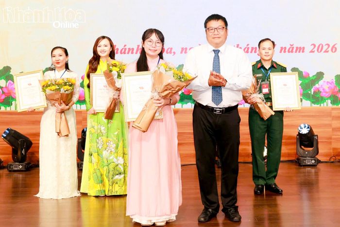 Đồng chí Võ Hoàn Hải trao giải nhất cho thí sinh Lê Thị Hoàng Vy.