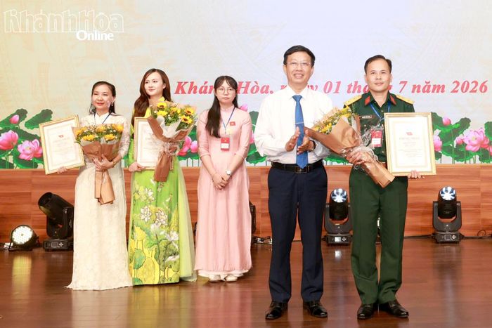 Đồng chí Nguyễn Văn Hòa - Phó Trưởng ban Thường trực Ban Tuyên giáo và Dân vận Tỉnh ủy trao giải nhì cho thí sinh Nguyễn Tiến Quang.