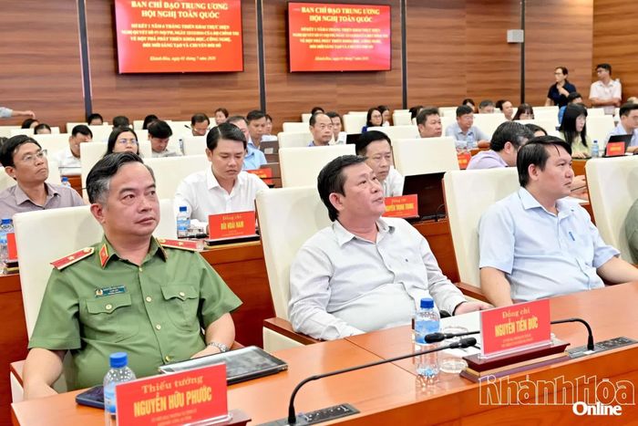 Các đại biểu tham dự hội nghị tại điểm cầu Tỉnh ủy Khánh Hòa.