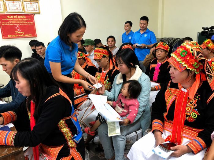 Cán bộ Bảo hiểm xã hội cơ sở Phong Thổ tuyên truyền người dân ý nghĩa của thẻ bảo hiểm y tế.