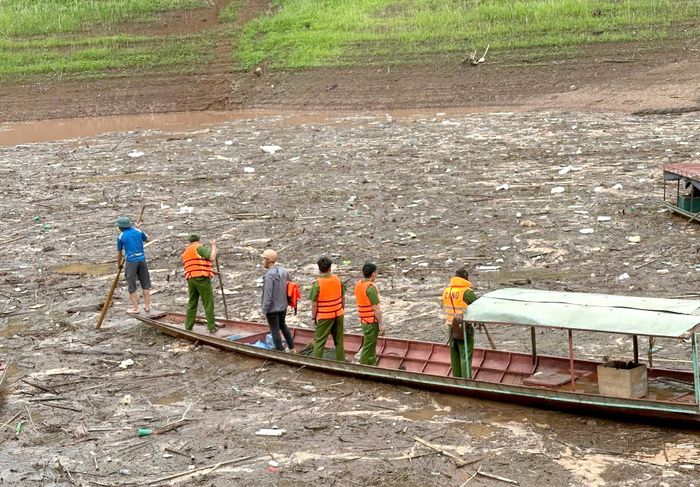 Lực lượng chức năng tìm kiếm người dân mất tích.