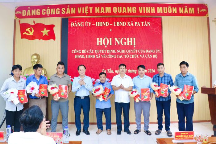 Lãnh đạo xã Pa Tần trao quyết định về việc chỉ định trưởng bản lâm thời các bản trên địa bàn xã.