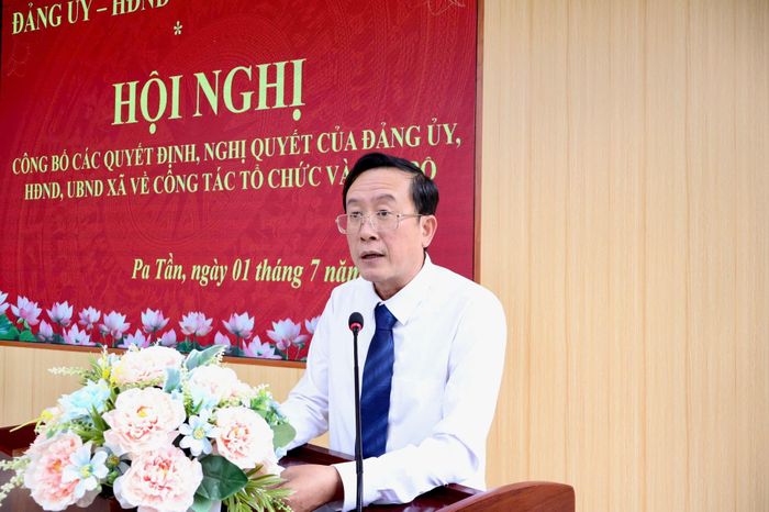 Đồng chí Lù Văn Quân - Tỉnh ủy viên, Bí thư Đảng ủy, Chủ tịch HĐND xã Pa Tần phát biểu tại hội nghị.