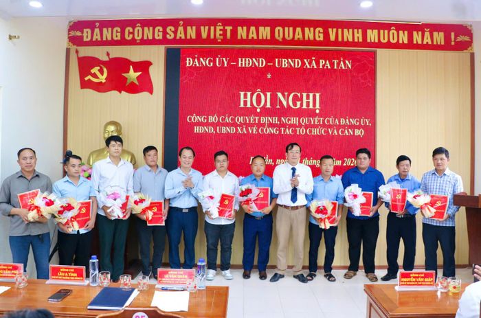 Lãnh đạo xã Pa Tần trao Quyết định về việc chỉ định bí thư, phó b thư, chi ủy viên các chi bộ nhiệm kỳ 2025-2030.