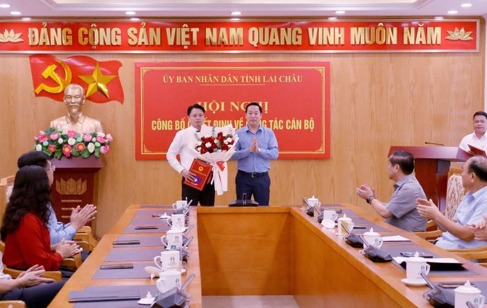 Đồng chí Hà Quang Trung – Phó Bí thư Tỉnh ủy, Chủ tịch UBND tỉnh tặng hoa chúc mừng đồng chí Hoàng Minh Hải - tân Chánh Văn phòng UBND tỉnh.