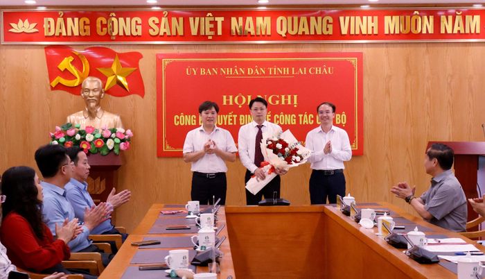 Các đồng chí lãnh đạo Văn phòng UBND tỉnh tặng hoa chúc mừng đồng chí Hoàng Minh Hải.