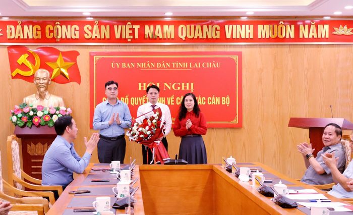 Lãnh đạo Thường trực Đảng ủy UBND tỉnh tặng hoa chúc mừng đồng chí Hoàng Minh Hải.