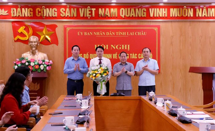 Các đồng chí Thường trực UBND tỉnh tặng hoa chúc mừng đồng chí Hoàng Minh Hải.