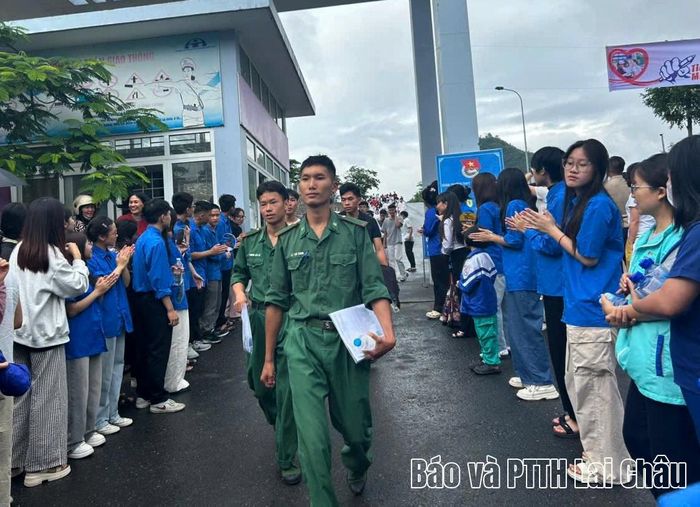 Thí sinh dự thi tại điểm thi Trường THPT chuyên Lê Quý Đôn.