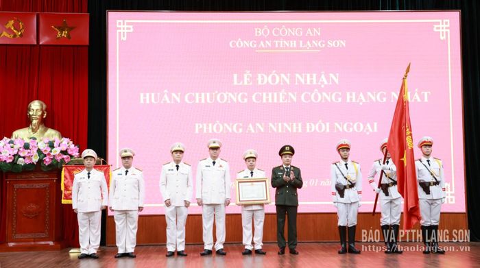 Thừa ủy quyền của Chủ tịch nước, đồng chí Trung tướng Đặng Hồng Đức, Thứ trưởng Bộ Công an trao Huân chương Chiến công hạng Nhất cho 1 đơn vị thuộc lực lượng An ninh nhân dân Công an tỉnh Lạng Sơn