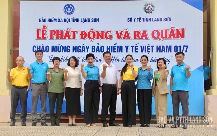 Các đại biểu chụp ảnh lưu niệm tại lễ phát động và ra quân tuyên truyền hưởng ứng Ngày BHYT Việt Nam