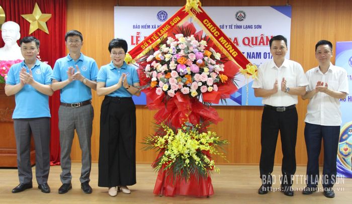 Lãnh đạo Sở Y tế tặng hoa chúc mừng BHXH tỉnh nhân Ngày BHYT Việt Nam