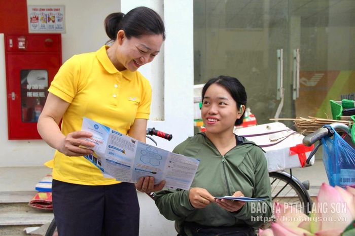 Nhân viên Bưu điện tỉnh ra quân tuyên truyền chính sách BHXH tại các khu vực tập trung đông dân cư