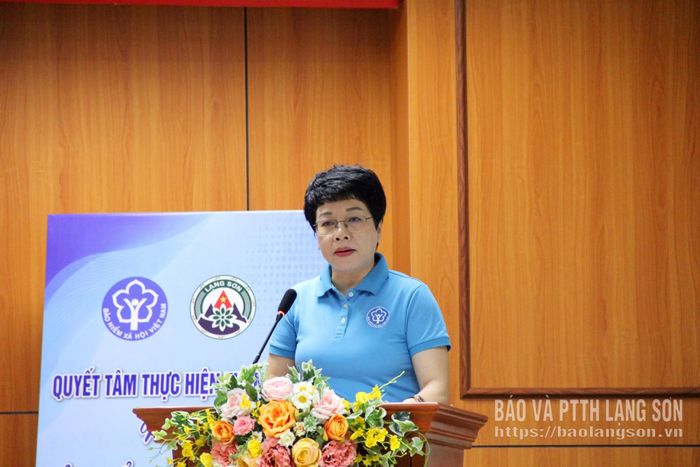 Lãnh đạo BHXH tỉnh phát biểu tại lễ phát động và ra quân chào mừng Ngày BHYT Việt Nam