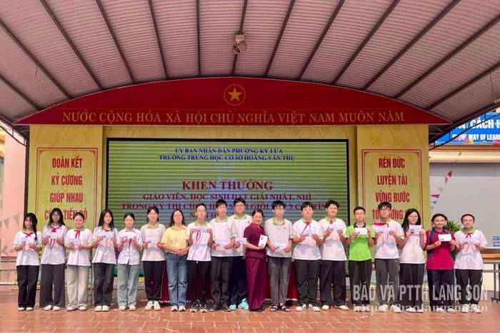 Ban Giám hiệu Trường THCS Hoàng Văn Thụ khen thưởng giáo viên, học sinh đạt giải cao trong kì thi chọn học sinh giỏi lớp 9 cấp tỉnh năm học 2025 - 2026
