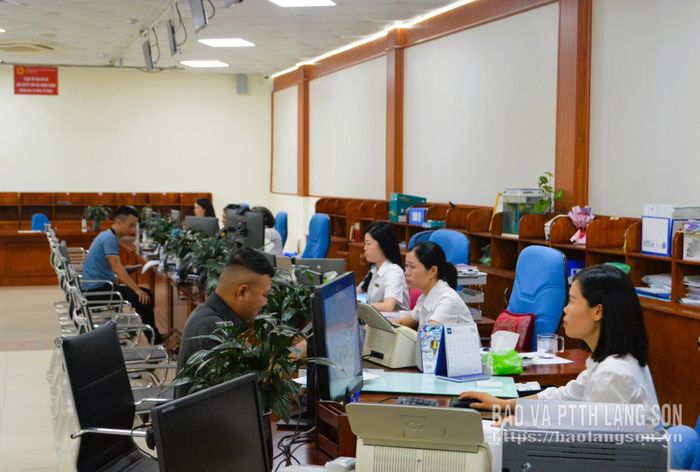 Công chức Trung tâm PVHCC tỉnh có mặt đầy đủ và đúng giờ trong ngày đầu tiên thực hiện giờ làm việc mới