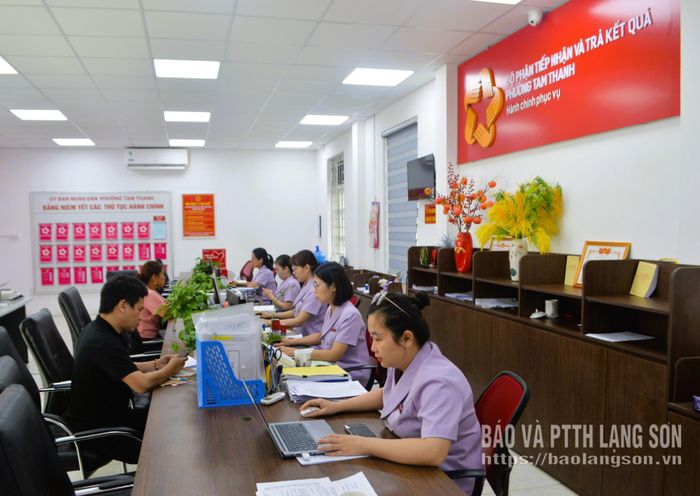 Người dân thực hiện thủ tục hành chính tại Trung tâm PVHCC phường Tam Thanh