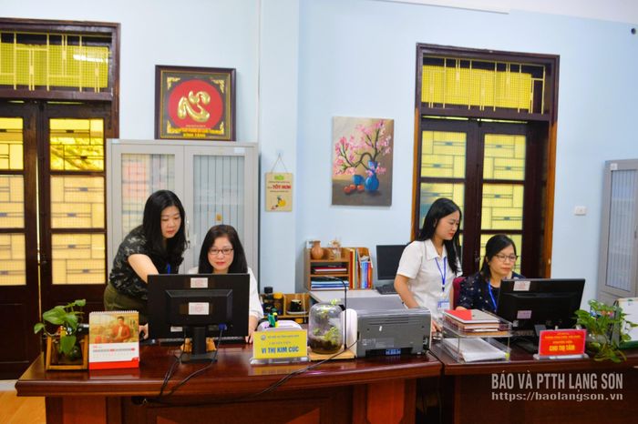 Công chức Sở Nội vụ trao đổi công việc trong ngày làm việc đầu tiên thực hiện giờ làm việc mới