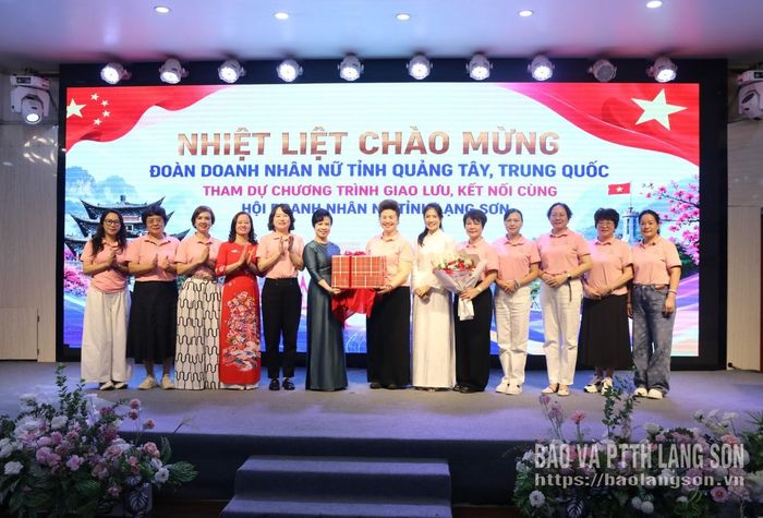 Lãnh đạo Hội Doanh nhân nữ tỉnh tặng quà chúc mừng Hội Doanh nhân nữ Quảng Tây, Trung Quốc