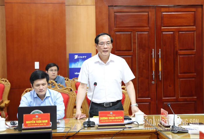 Đồng chí Dương Xuân Huyên, Ủy viên Ban Thường vụ Tỉnh ủy, Phó Chủ tịch Thường trực HĐND tỉnh phát biểu tại cuộc họp