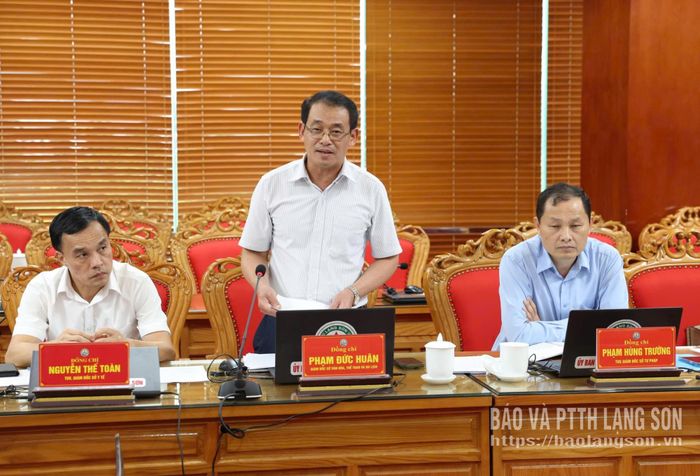 Lãnh đạo Sở Văn hóa, Thể thao và Du lịch phát biểu thảo luận tại cuộc họp