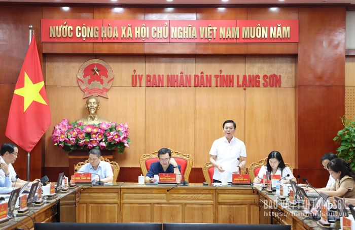 Đồng chí Đinh Hữu Học, Ủy viên Ban Thường vụ Tỉnh ủy, Phó Chủ tịch Thường trực UBND tỉnh phát biểu tại cuộc họp