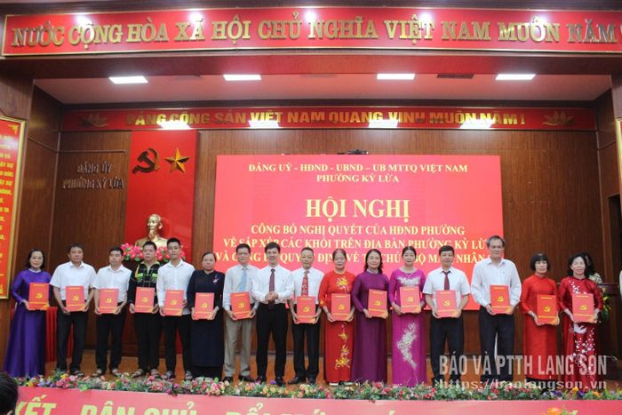 Lãnh đạo Đảng ủy phường Kỳ Lừa trao các quyết định thành lập 15 chi bộ sau sắp xếp, sáp nhập 