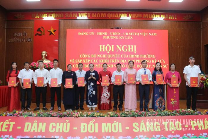 Lãnh đạo UBND phường Kỳ Lừa trao quyết định chỉ định lâm thời 15 trưởng khối sau sắp xếp, sáp nhập 