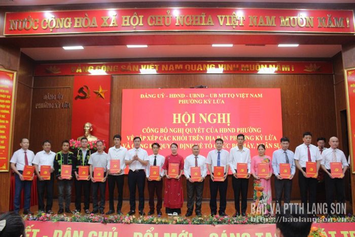 Lãnh đạo Ủy ban MTTQ Việt Nam phường trao các quyết định thành lập ban công tác mặt trận 15 khối sau sắp xếp, sáp nhập