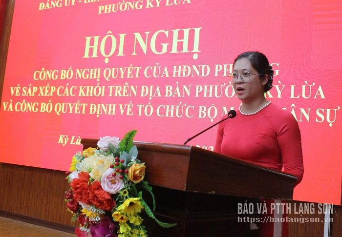 Lãnh đạo Văn phòng HĐND và UBND phường Kỳ Lừa công bố Nghị quyết của HĐND phường về việc sắp xếp, tổ chức lại khối trên địa bàn phường