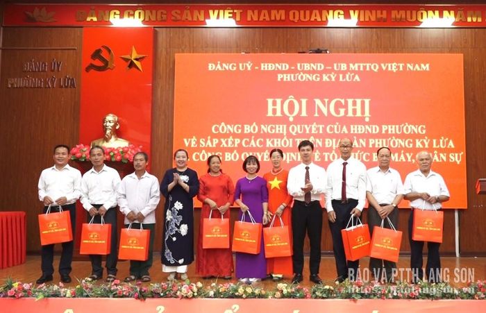 Lãnh đạo Đảng ủy và UBND phường Kỳ Lừa tặng quà tri ân các đồng chí thôi thực hiện nhiệm vụ sau khi sắp xếp, sáp nhập khối