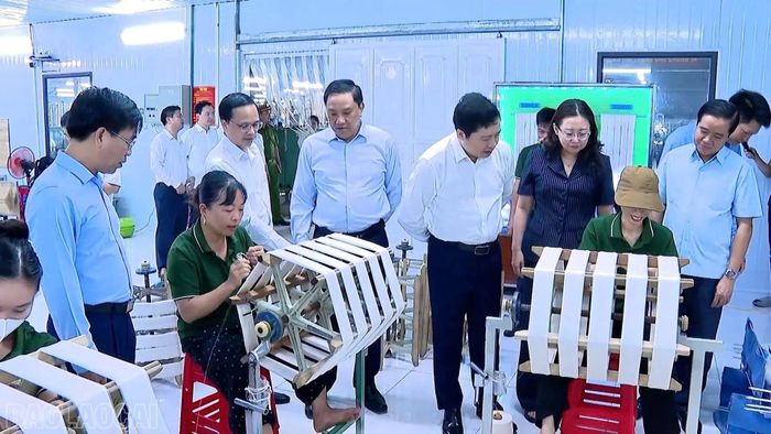 Các đồng chí Thường trực Tỉnh ủy kiểm tra hoạt động sản xuất tại một số doanh nghiệp ứng dụng công nghệ cao trên địa bàn tỉnh.