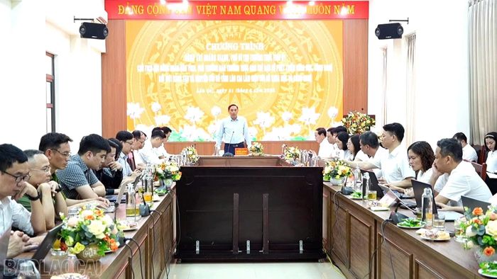 Đồng chí Hoàng Giang - Phó Bí thư Thường trực Tỉnh ủy, Chủ tịch HĐND tỉnh, Phó Trưởng Ban Thường trực Ban Chỉ đạo phát triển khoa học, công nghệ, đổi mới sáng tạo và chuyển đổi số tỉnh chủ trì buổi làm việc với Sở Khoa học và Công nghệ.