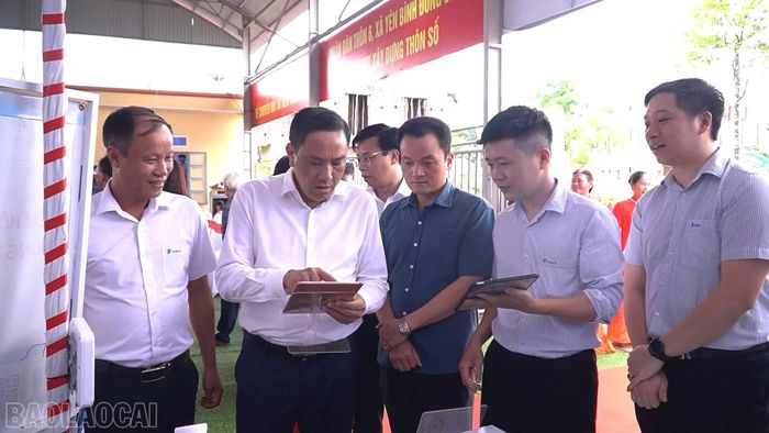 Đồng chí Phó Bí thư Thường trực Tỉnh ủy, Chủ tịch HĐND tỉnh Hoàng Giang kiểm tra hoạt động mô hình "thôn số" tại xã Yên Bình.