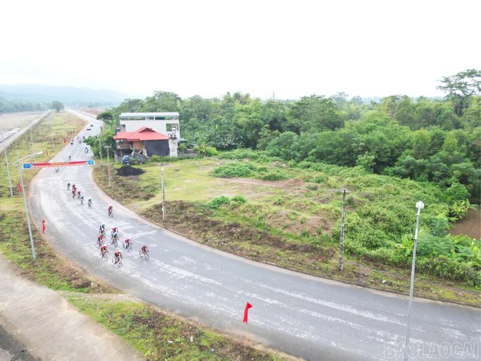 Các tay đua chinh phục lộ trình chuyển tiếp từ đô thị sang cảnh quan ven suối Thia thơ mộng.